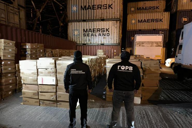 В порту на Одещині правоохоронці запобігли контрабанді цигарок на 32 млн грн